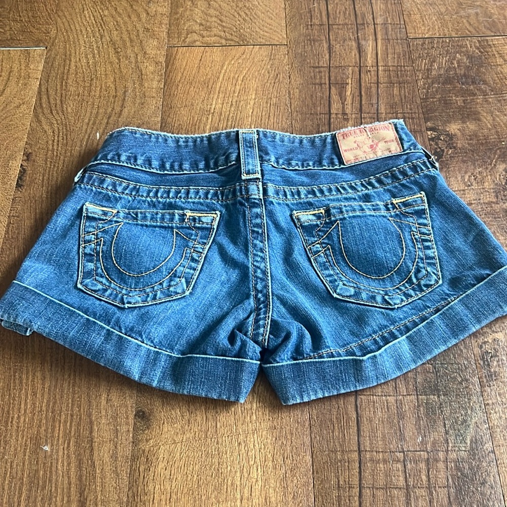 True religion cuffed shorts, medium wash – size 25